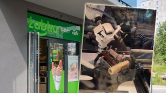 Robot podał klientowi hot-doga bez bułki. Żabka reaguje na wpadkę