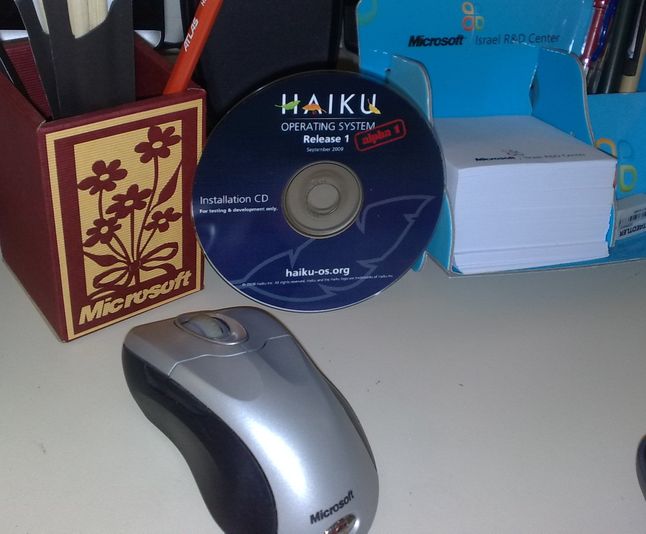 Oryginalna płyta CD z Haiku R1 Alpha 1. Zdjęcie zrobiono w izraelskim Microsoft Research &amp; Development Center, w Haifie.
