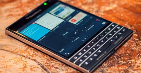 Czy kwadratowy BlackBerry Passport zachwyci swoim wyglądem?
