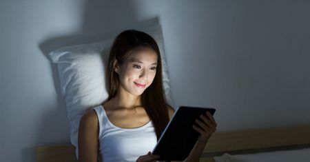 Microsoft też ogranicza niebieskie światło. Czy faktycznie pomaga Wam to usnąć?