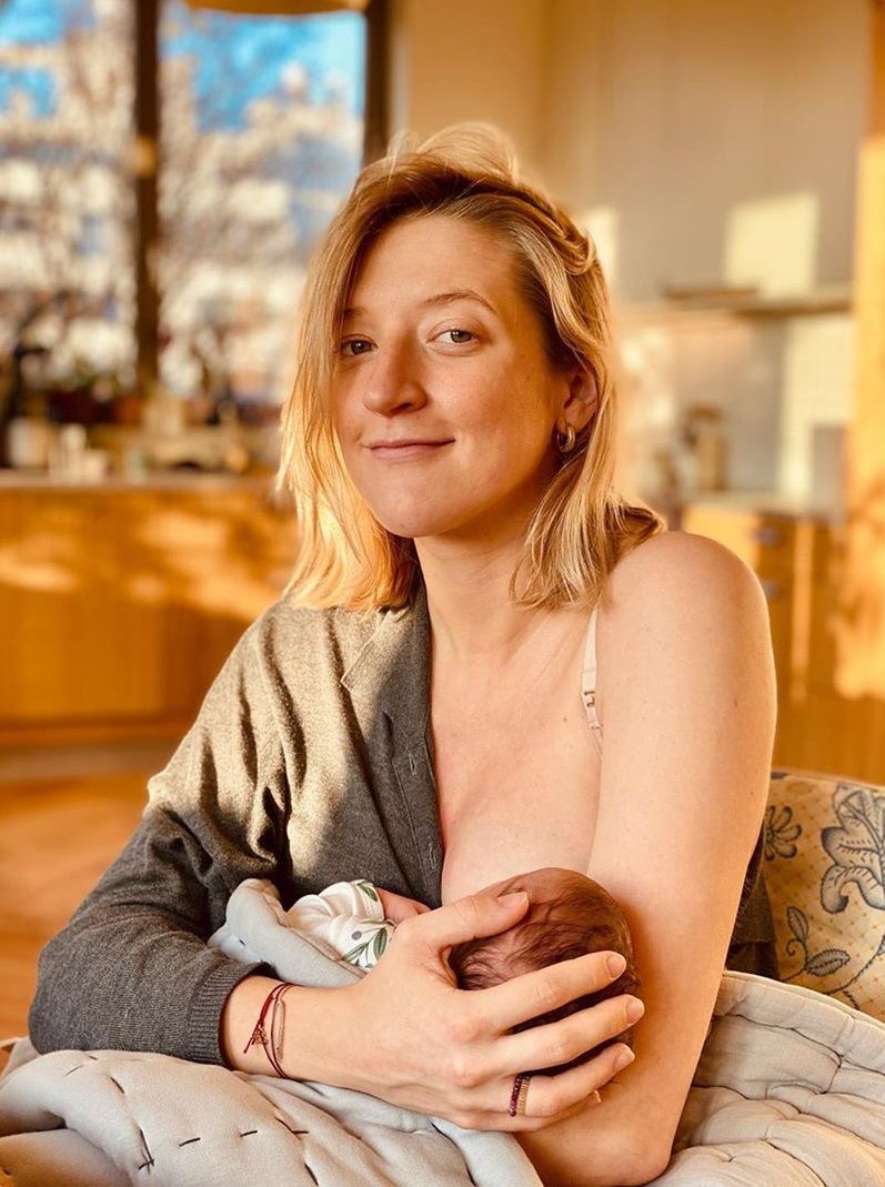 Lara Gessler karmi piersią