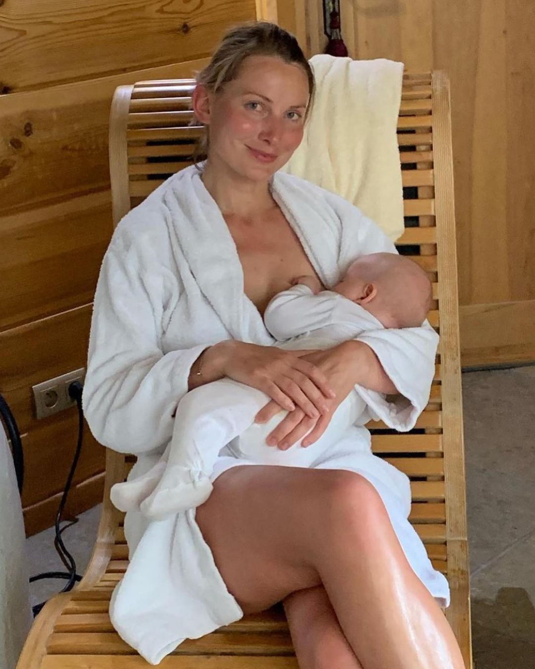 Joanna Moro w saunie z dzieckiem