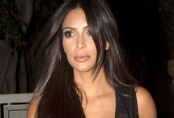 W co ona się wcisnęła? Dziwaczny strój Kardashian