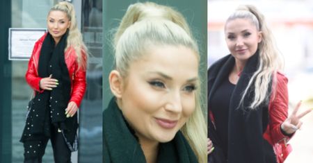 Cleo w czerwieni przekazuje znak pokoju