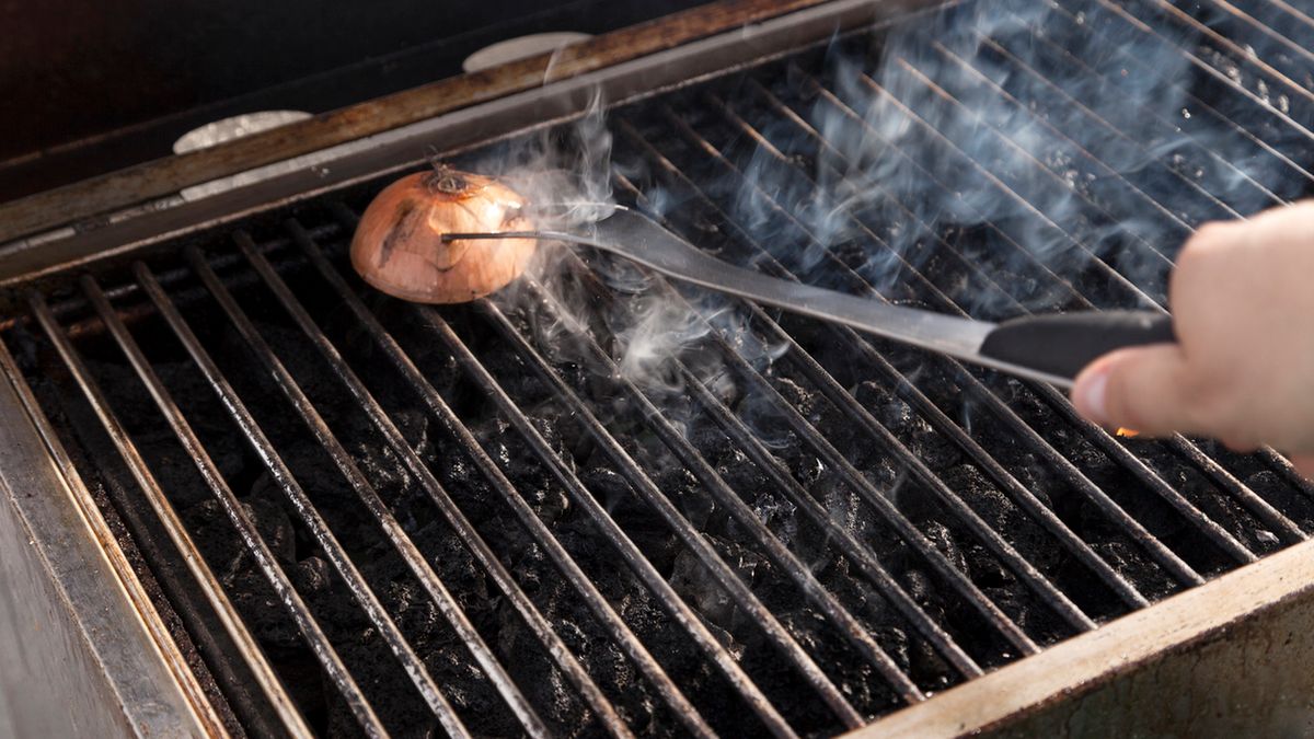 Cebula pomoże wyczyścić ruszt