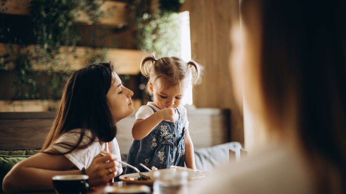 Mama z córeczką w restauracji