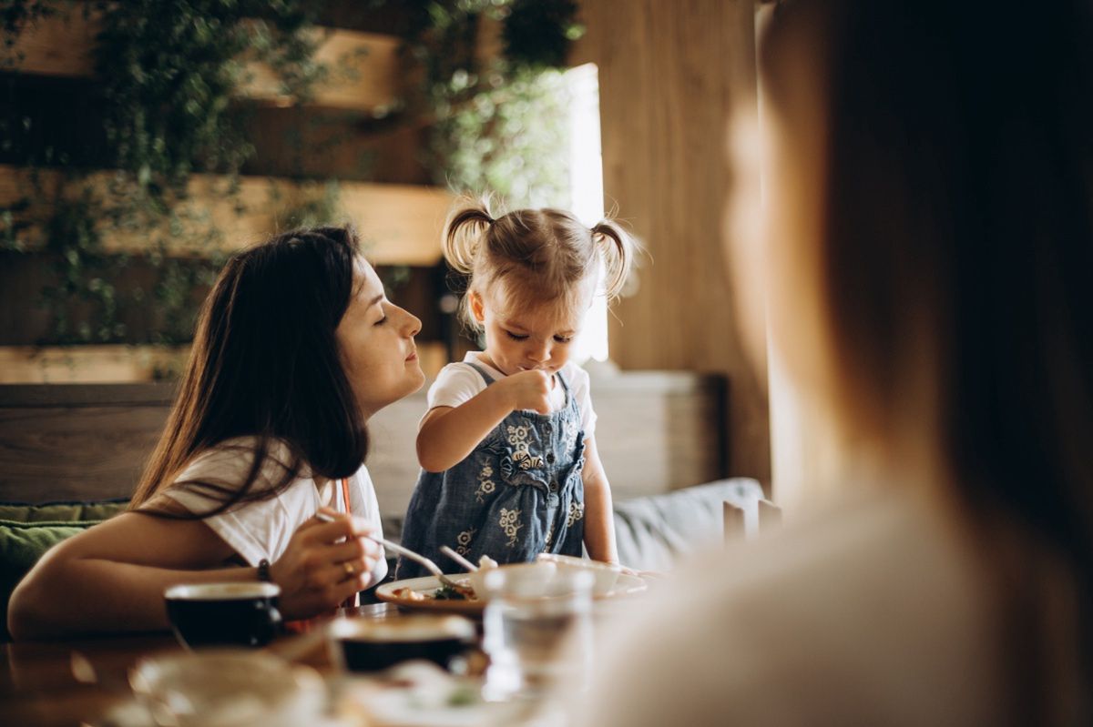 Mama z córeczką w restauracji