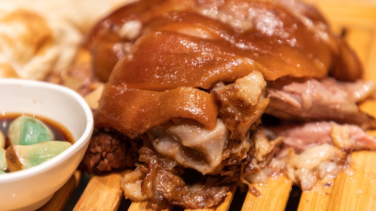Shanxi local delicacy pancake smoked pork elbow, China
Shanxi local delicacy pancake smoked pork elbow, China
Sapphire