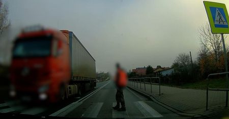 Prawie rozjechał pieszego. Wszystko nagrali inspektorzy transportu drogowego
