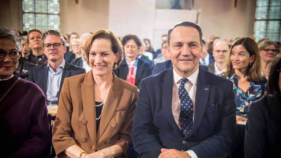 Frankfurt Book Fair - Peace Price ceremony
epa11670664 Winner of Peace Prize of the German Book Trade Anne Applebaum and her husband Polish Foreign Minister Radoslaw Sikorski at the awarding ceremony of the Peace Prize of the German Book Trade in Frankfurt, Germany, 20 October 2024.  EPA/ENRICO SAUDA / POOL 
Dostawca: PAP/EPA.
ENRICO SAUDA / POOL
Podium