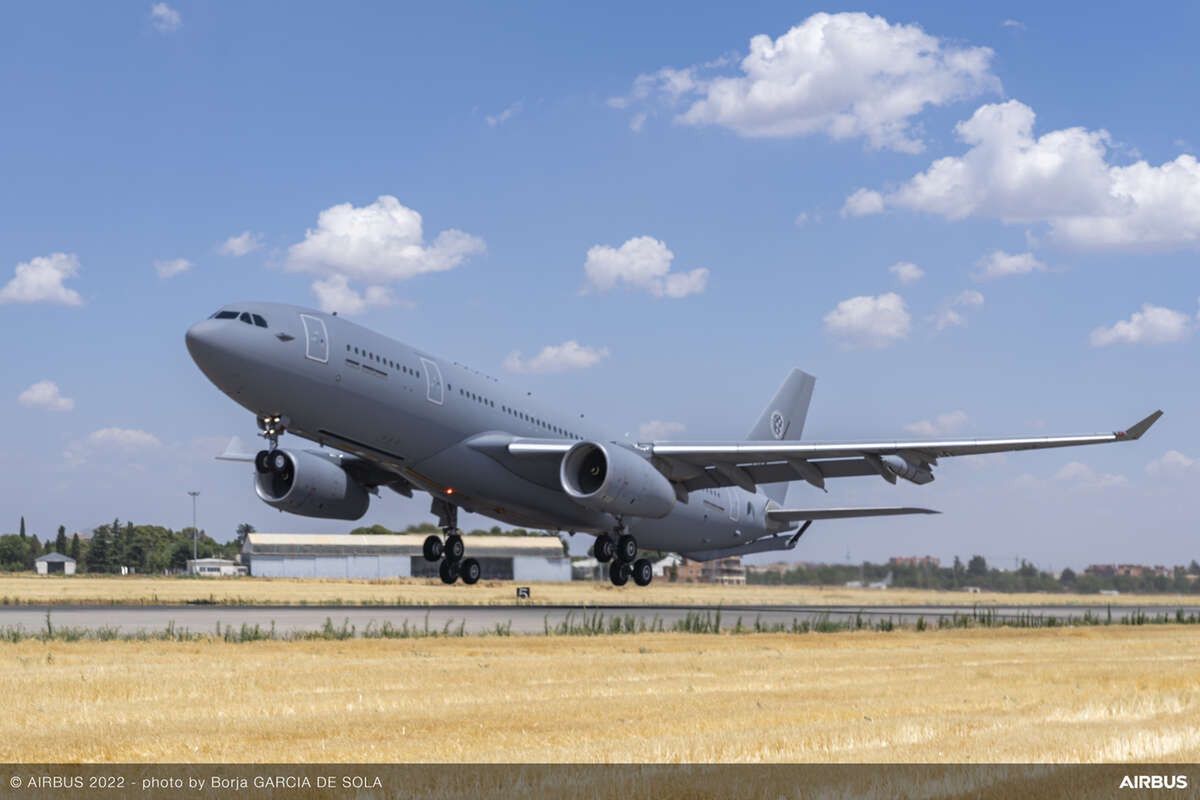Airbus A330 MRTT to samolot, który może być skonfigurowany jako powietrzna cysterna, albo służyć transportowi ładunków lub nawet 300 osób