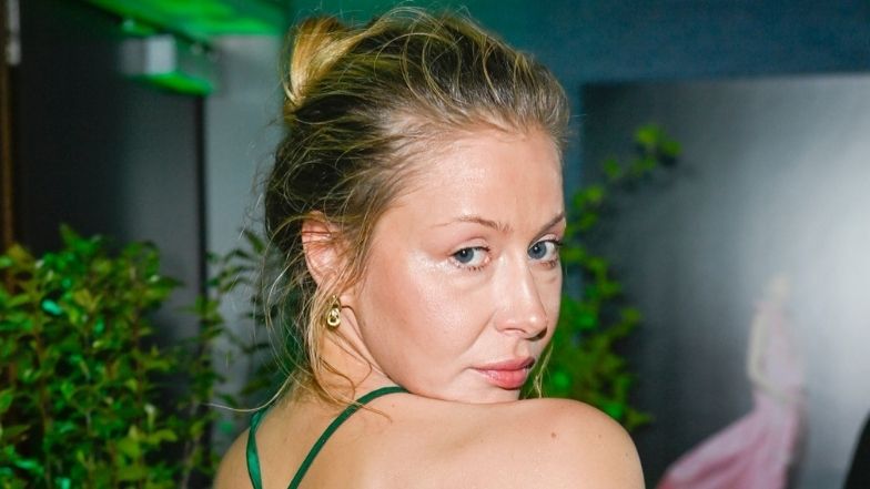 Katarzyna Warnke pozuje w mocno wyciętym kostiumie