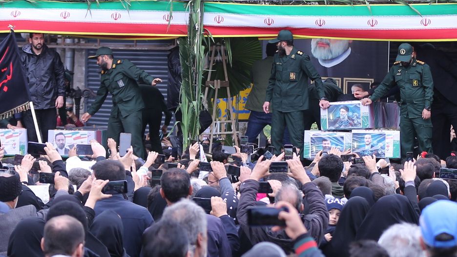 Iranian mourners pay their respects to late president Ebrahim Raisi and his aides during a funeral procession in Tabriz, northwestern Iran, 21 May 2024. Iranian president Raisi and seven others, among them foreign minister Amir-Abdollahian, were killed in a helicopter crash on 19 May 2024, after an official visit in Iran's northwest near the border with Azerbaijan, the Iranian government confirmed. Iran's Supreme Leader Ayatollah Ali Khamenei on 20 May announced a five-day public mourning following Raisi's death. EPA/STRINGER Dostawca: PAP/EPA.