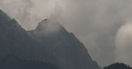 Pierwszy śnieg w Tatrach. Turyści zaskoczeni na szlaku