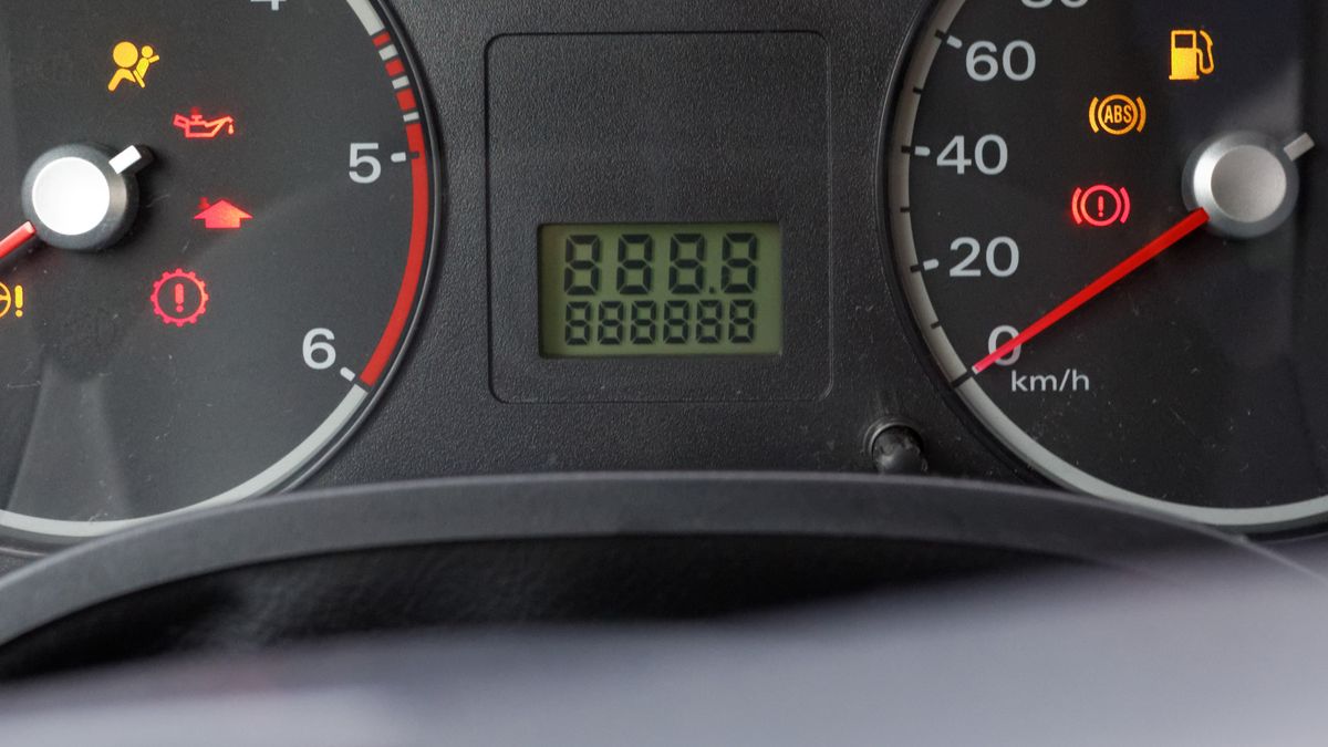 Dziś większość oferowanych na sprzedaż używanych samochodów może się pochwalić przebiegiem niespełna 200 tys. km. Niezależnie od rocznika