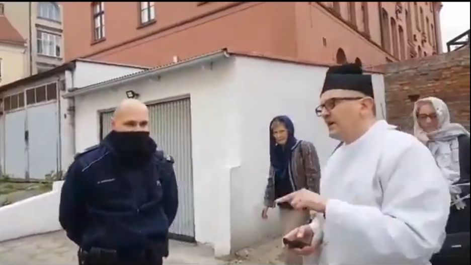 Okazuje się, że "bohater" nagrania ma zakaz odprawiania mszy