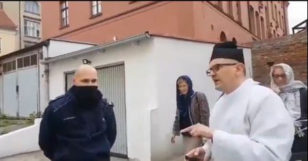 Nietypowa interwencja. Ksiądz uparcie musztrował policjantów