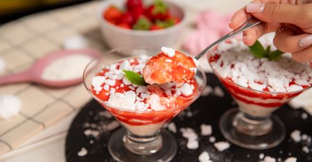 Odpuść pieczenie ciast w upały. Ten kultowy deser zrobisz z 4 składników