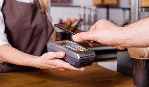 Zakupy w czasach bezdotykowych. Smartfonem wygodniej niż kartą