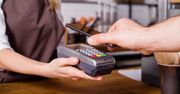 Zakupy w czasach bezdotykowych. Smartfonem wygodniej niż kartą