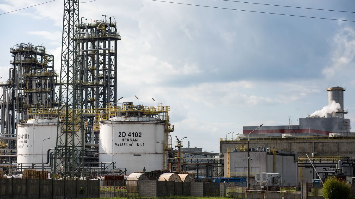 PLOCK, MAZOWIECKIE, POLAND - 2022/06/15: Installations and pipes are seen at the Polish Oil Company "Orlen" refinery in Plock. (Photo by Attila Husejnow/SOPA Images/LightRocket via Getty Images)
