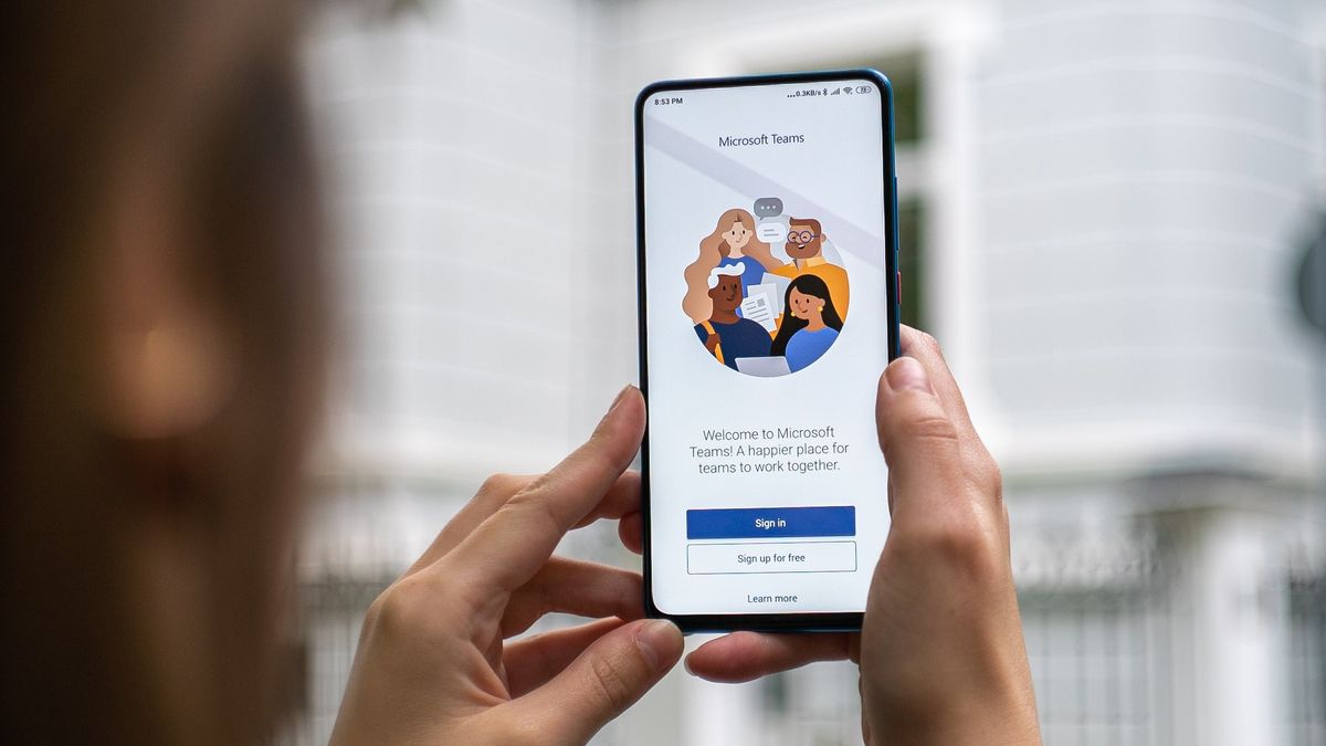 Smartfon z aplikacją Microsoft Teams