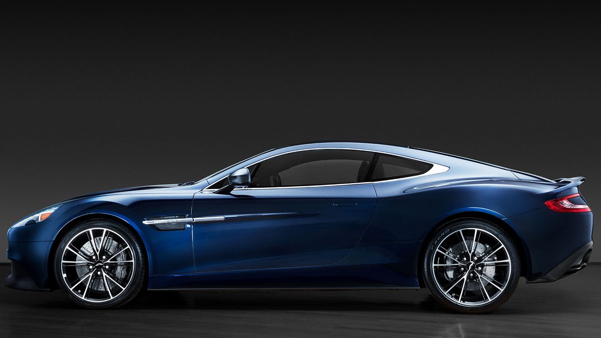 Bond jeździł szarym.