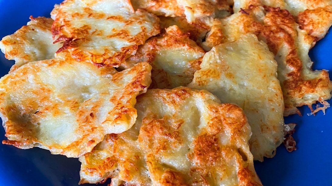 Placki ziemniaczane ze śmietaną wychodzą chrupiące i delikatne
