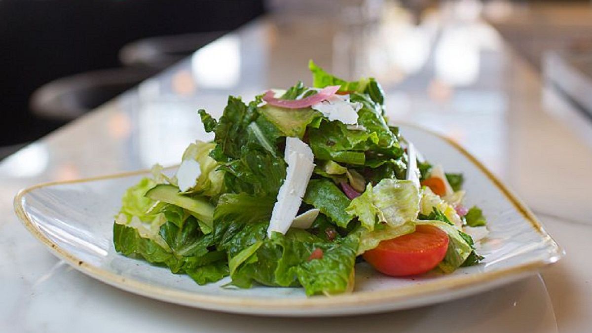 Sałatka z pomidorów i ogórka idealnie sprawdzi się na grilla. Sprawdź, jak ją wykonać