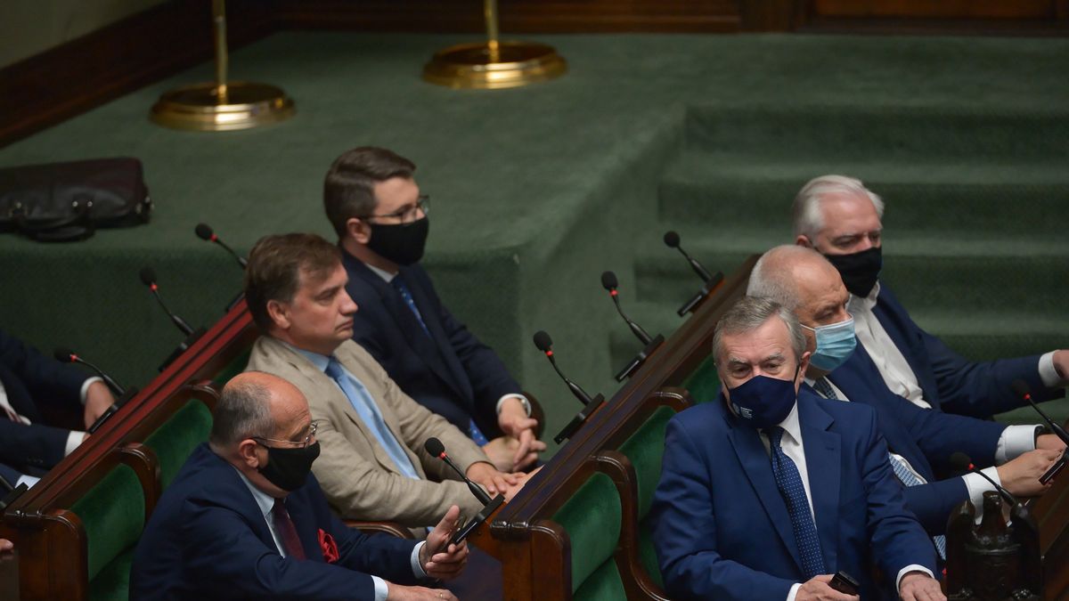 Warszawa, 21.07.2021. Wicepremier, minister rozwoju, pracy i technologii Jarosław Gowin (P), wicepremier, minister kultury, dziedzictwa narodowego i sportu Piotr Gliński (3P), rzecznik rządu Piotr Mueller (3L), minister sprawiedliwości Zbigniew Ziobro (2L) oraz minister spraw zagrnicznych Zbigniew Rau(L) na sali obrad niższej izby parlamentu w Warszawie, 21 bm. Posłowie wysłuchają m.in. informacji z działalności Krajowej Rady Sądownictwa w 2020 r. wraz ze stanowiskiem Komisji Sprawiedliwości i Praw Człowieka. (amb) PAP/Marcin Obara