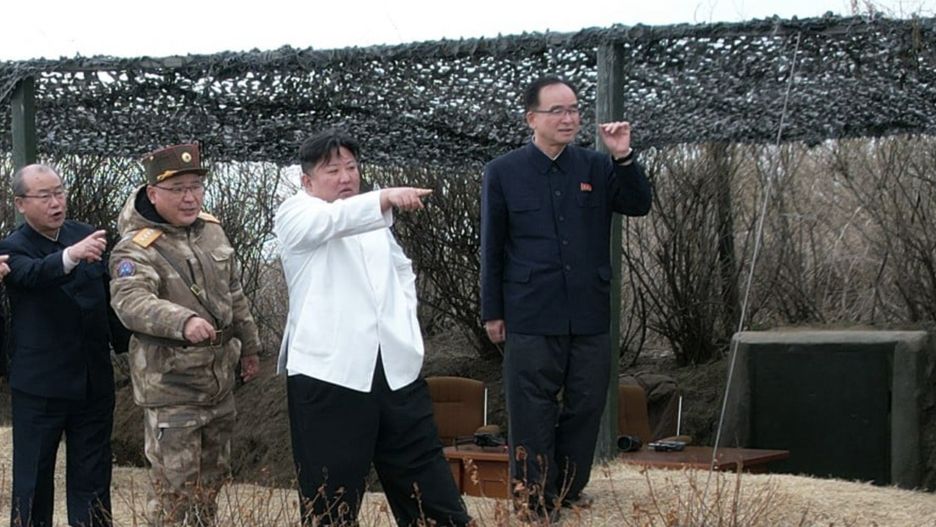 Kolejna próba militarna Kim Dzong Una. Przywódca uwielbia fotografować się w trakcie takich zdarzeń