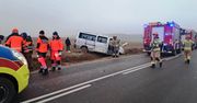 Bus wypadł z drogi, jedna osoba poszkodowana. Uwaga, miejscami jest ślisko
