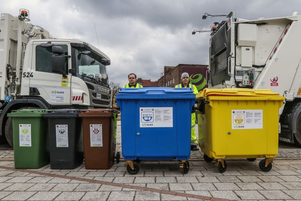 Kolory pojemników odpowiadają rodzajowi śmieci