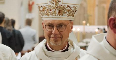 Szkodliwe kremówki? Biskup Sławomir Oder mówi o Janie Pawle II