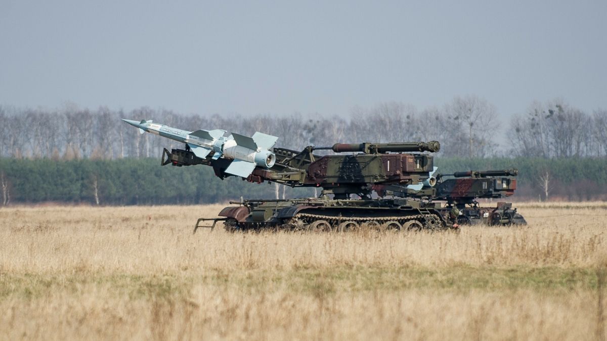 Ameryka?skie "Patrioty" w Sochaczewie
Fot. Bartosz Krupa/East News. Sochaczew 21.03.2015. Polsko - amerykanskie cwiczenia wojskowe w Sochaczewie z udzialem wyrzutni rakietowych Patriot w ramach operacji Atlantic Resolve. N/z: wyrzutnia rakietowa S-125 NEWA SC
Bartosz Krupa