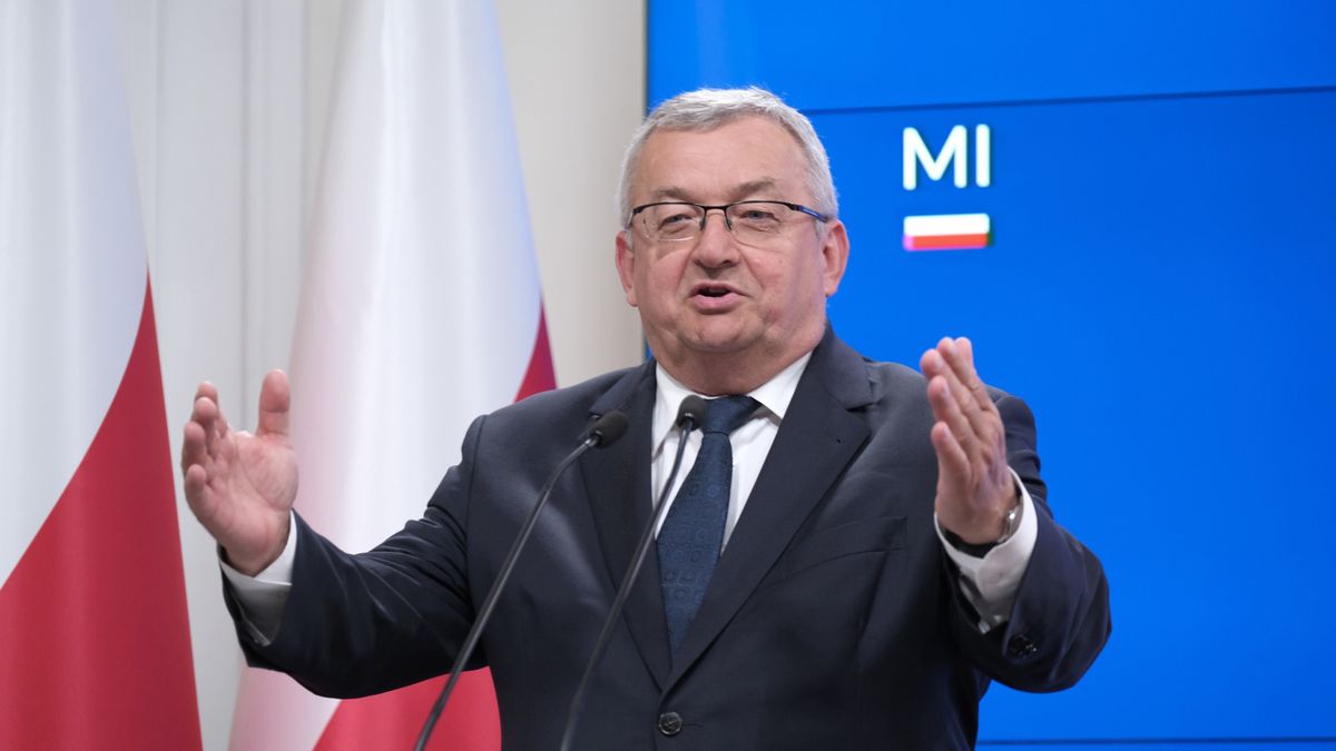 Andrzej Adamczyk
Warszawa, 23.05.2023. Ministrer infrastruktury Andrzej Adamczyk podczas konferencji prasowej towarzysz�cej podpisaniu umowy na projekt rozbudowy autostrady A1 o trzeci pas ruchu na odcinku od w�z�a Toru� Po�udnie do w�z�a W�oc�awek P�noc, 23 bm. w siedzibie MI w Warszawie. (sko) PAP/Kalbar
Kalbar
autostrada, ministerstwo, polityk, polityka, rozbudowa, w�ze�