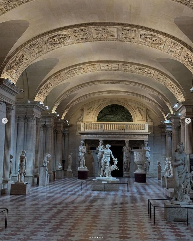 Kendall Jenner in the Louvre