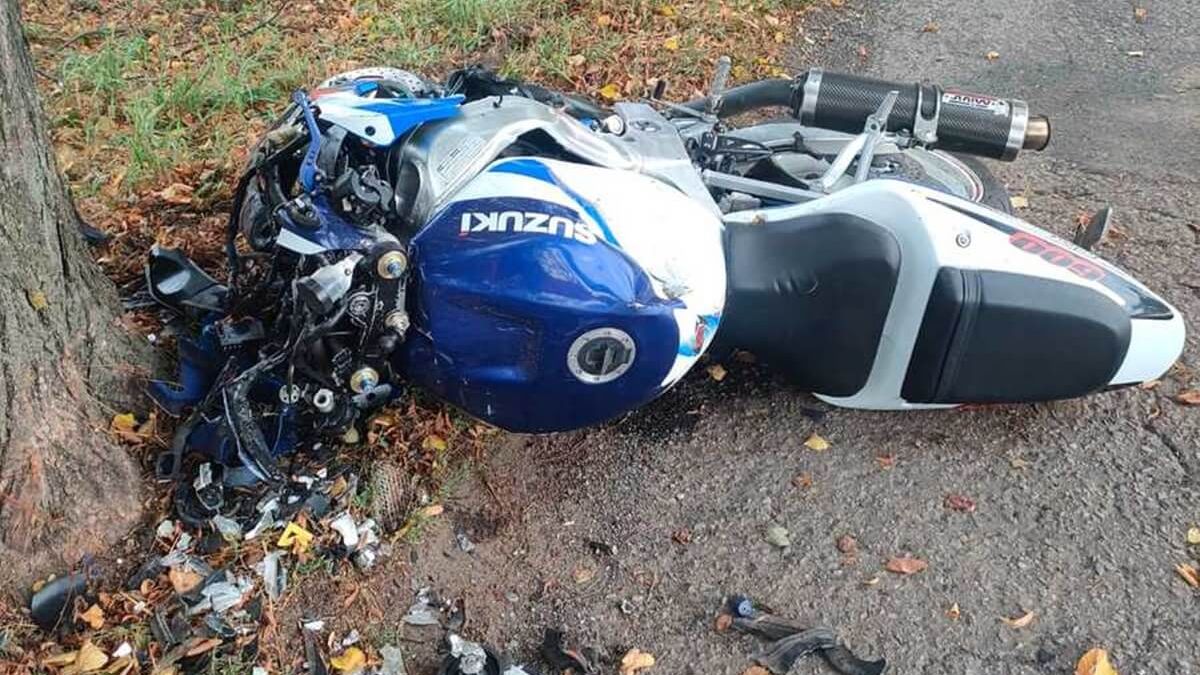 Motocyklem uderzył w drzewo, 19-latek zginął na miejscu