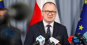 Wyłamał szlaban i uderzył w sąd. Jest komentarz Bodnara