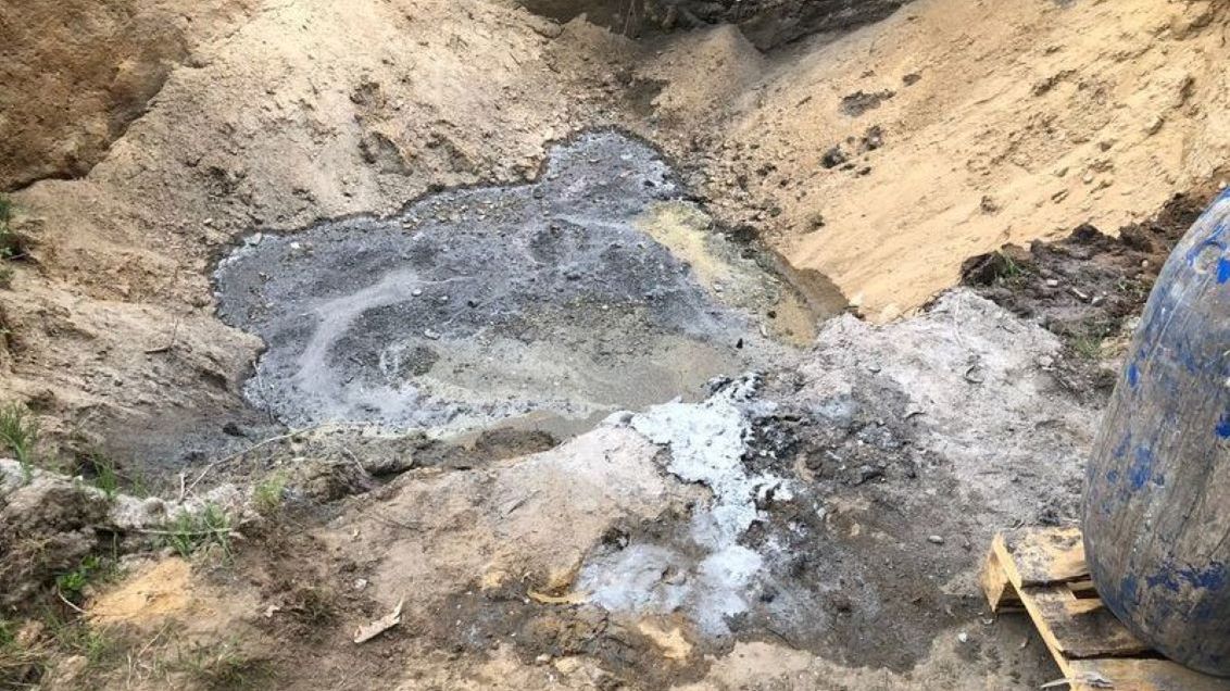 Chemikalia wlewano do ogromnego dołu wykopanego w ziemi 