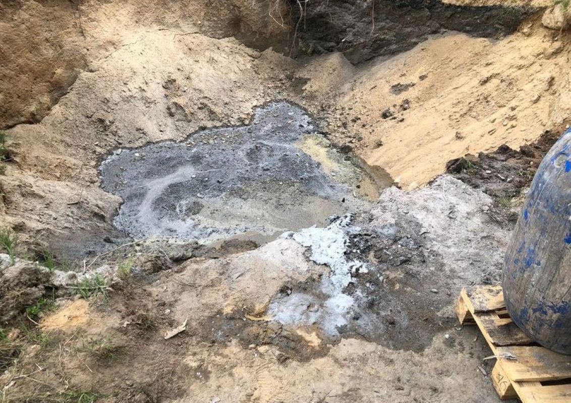 Chemikalia wlewano do ogromnego dołu wykopanego w ziemi 