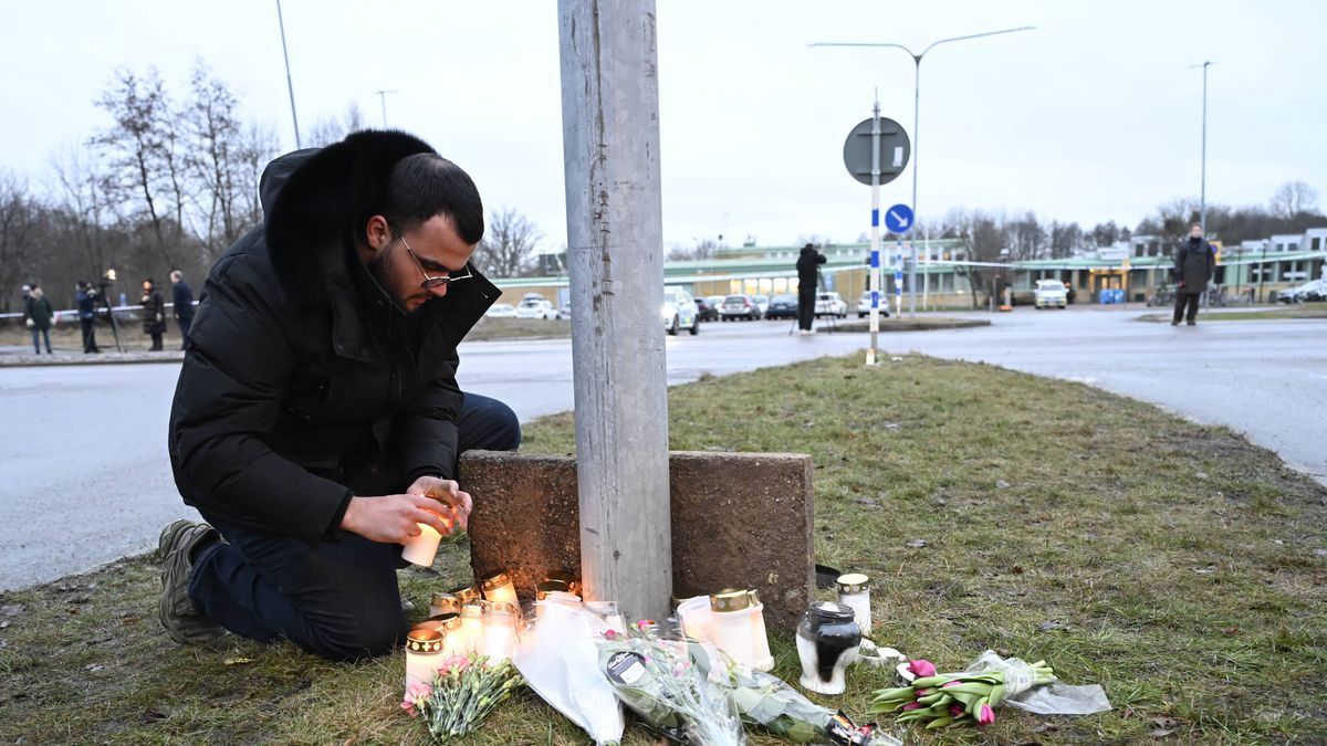 Several dead in central Sweden school shooting
epa11876151 A man lights a candle at a makeshift memorial following a shooting, outside the Risbergska School in Orebro, Sweden, 05 February 2025. According to police, at least 10 people were killed and several others were injured after a shooting at the Risbergska School on 04 February.  EPA/ANDERS WIKLUND  SWEDEN OUT 
Dostawca: PAP/EPA.
ANDERS WIKLUND
shooting, candles, memorial, crime, school