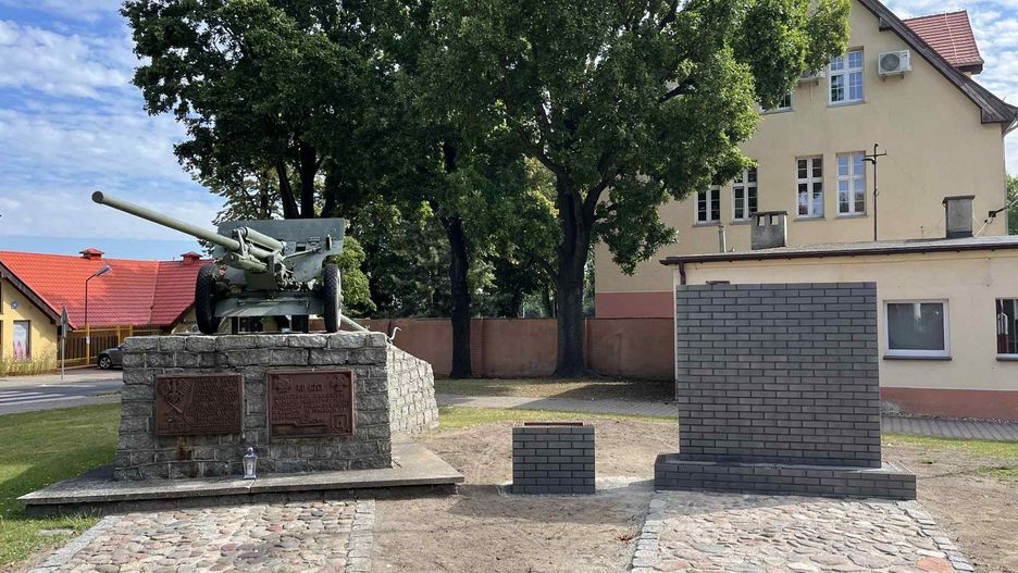 Odsłonięcie pomnika ofiar niemieckiego nalotu w Komarnie pod Lwowem