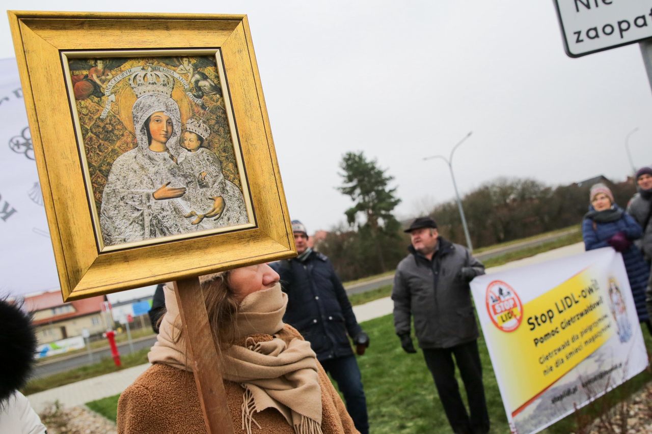 Z Matką Boską przed Lidlem. Protestujący wyszli na ulice