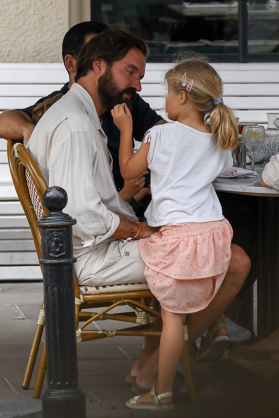 Piotr Stramowski z partnerką i córką w restauracji