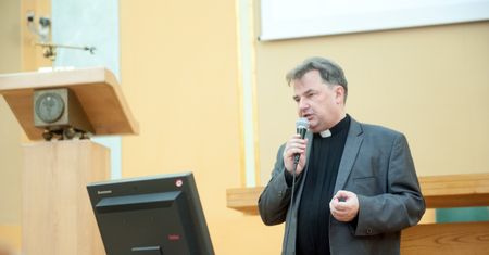Ksiądz uderza w Sienkiewicza. "Bolszewicy w taki sposób walczyli"