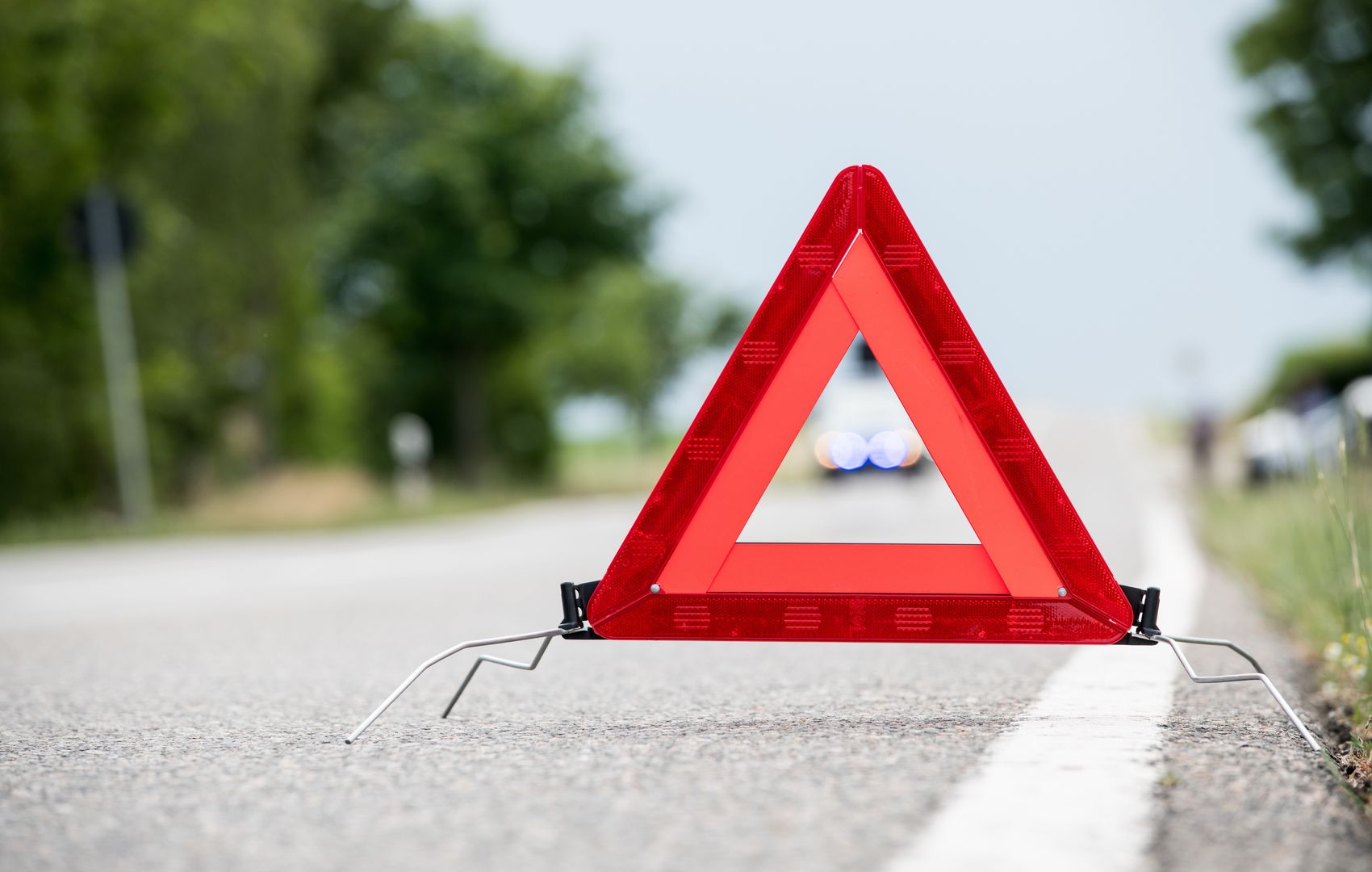 Wypadek pod Polanowem. Volkswagen przewrócił się na bok. Jechały nim dwie osoby