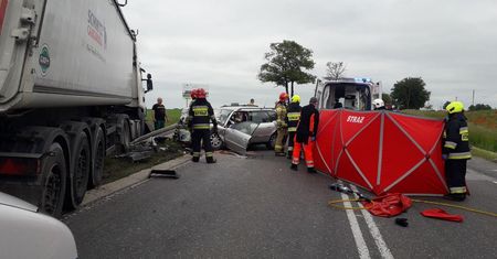 Tragiczny wypadek na krajowej siódemce. Nie żyje kobieta, troje dzieci rannych