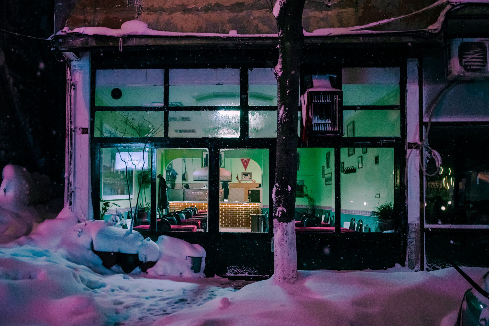 Nocne życie miast w blasku neonów na zdjęciach Elsy Bledy 8