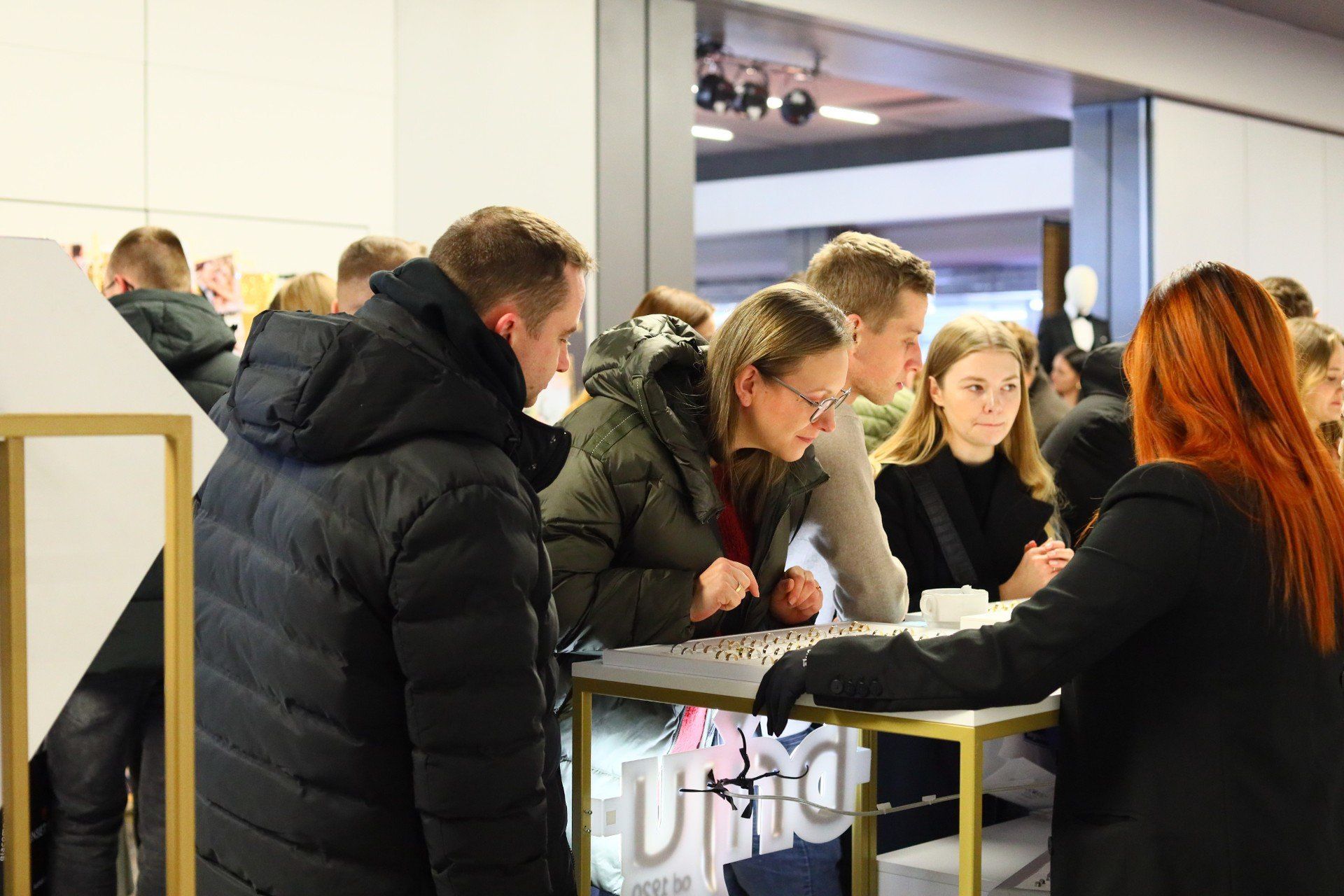 Ogromną popularnością cieszyły się stoiska z biżuterią ślubną